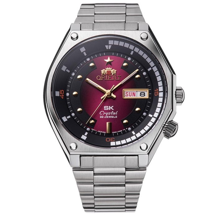 Orient SK phù hợp với người mới muốn chiếc đồng hồ cơ đầu tiên có dấu ấn hoài cổ và nhận diện mạnh trên cổ tay.