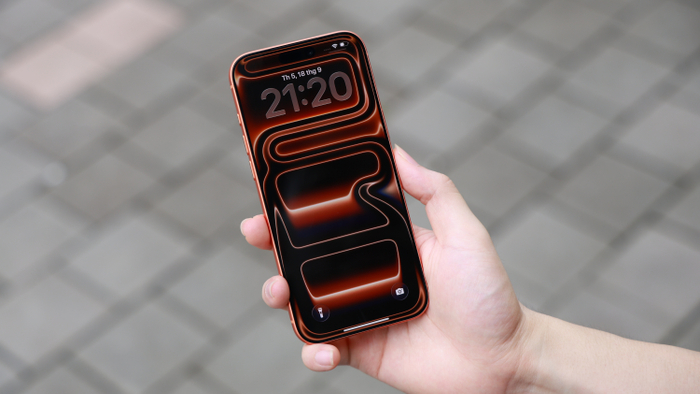 Thiết kế mặt trước quen thuộc giúp người dùng dễ làm quen khi nâng cấp trong hệ sinh thái Apple.