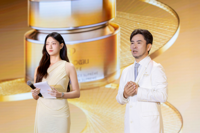 Hoa hậu Lương Thùy Linh và ông Kyoshi Sato - Giám đốc Công Nghệ toàn cầu của Clé de Peau Beauté
