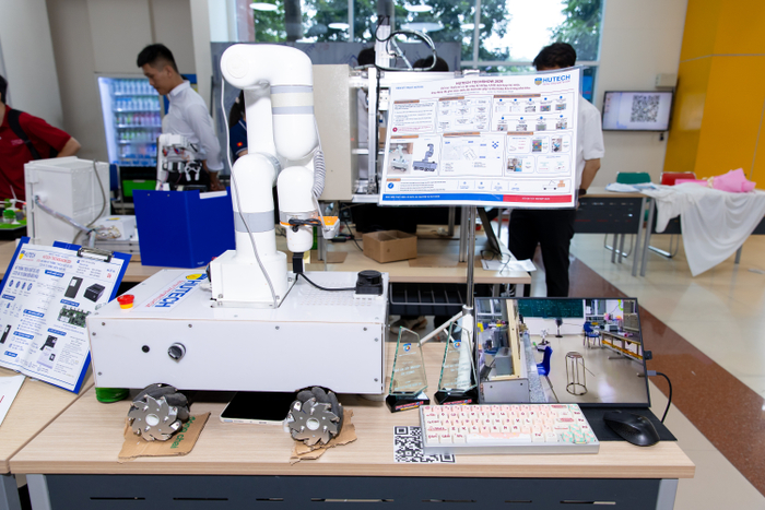 AMR tích hợp tay máy và thị giác máy tính giải quyết bài toán vận chuyển và xử lý hàng hóa trong kho thông minh
