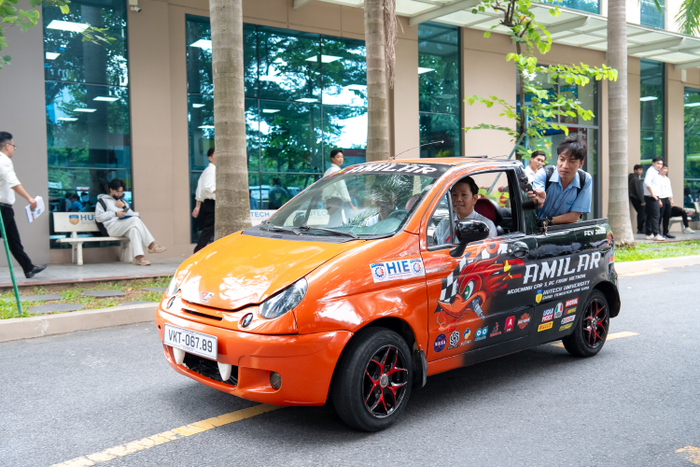 Ô tô hybrid hai chỗ được vinh danh Đồ án tốt nghiệp ấn tượng tại HUTECH TECHSHOW 2026