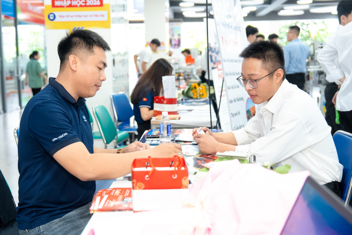 Sinh viên trực tiếp tham gia phỏng vấn, tìm kiếm việc làm tại ngày hội
