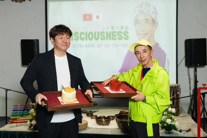 Bác sĩ Fukuta Keizo cùng ngày Ryo Nakagawa - Chủ tịch Hiệp hội Thương mại Phúc lợi & Điều dưỡng lớn nhất Nhật Bản đón sinh nhật trong chuyến công tác tại Việt Nam.