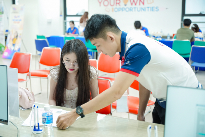 Đội ngũ hỗ trợ luôn đồng hành, giải đáp cặn kỹ thắc mắc của phụ huynh, thí sinh