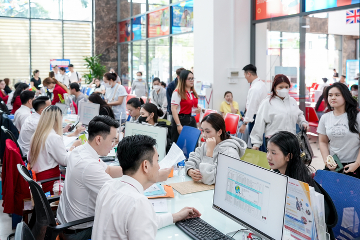 Sau khi trúng tuyển, nhiều thí sinh nhanh chóng đến UEF hoàn tất thủ tục nhập học