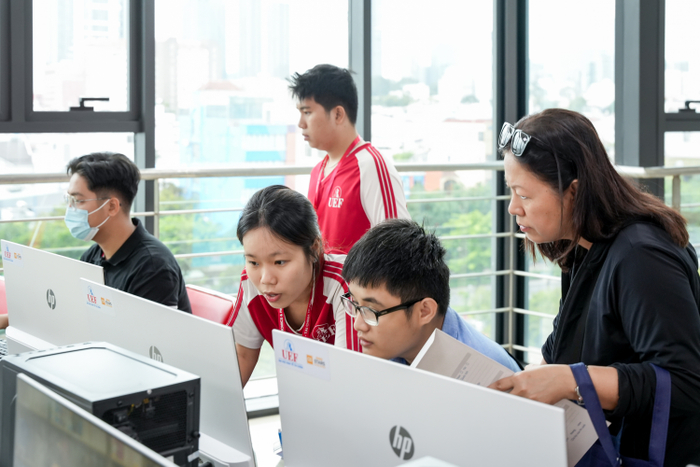 Không khí nhập học sôi nổi tại trường đại học song ngữ - quốc tế Ảnh 2