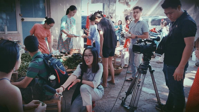 Mỹ Tuyền (ở giữa) trong một lần tác nghiệp 