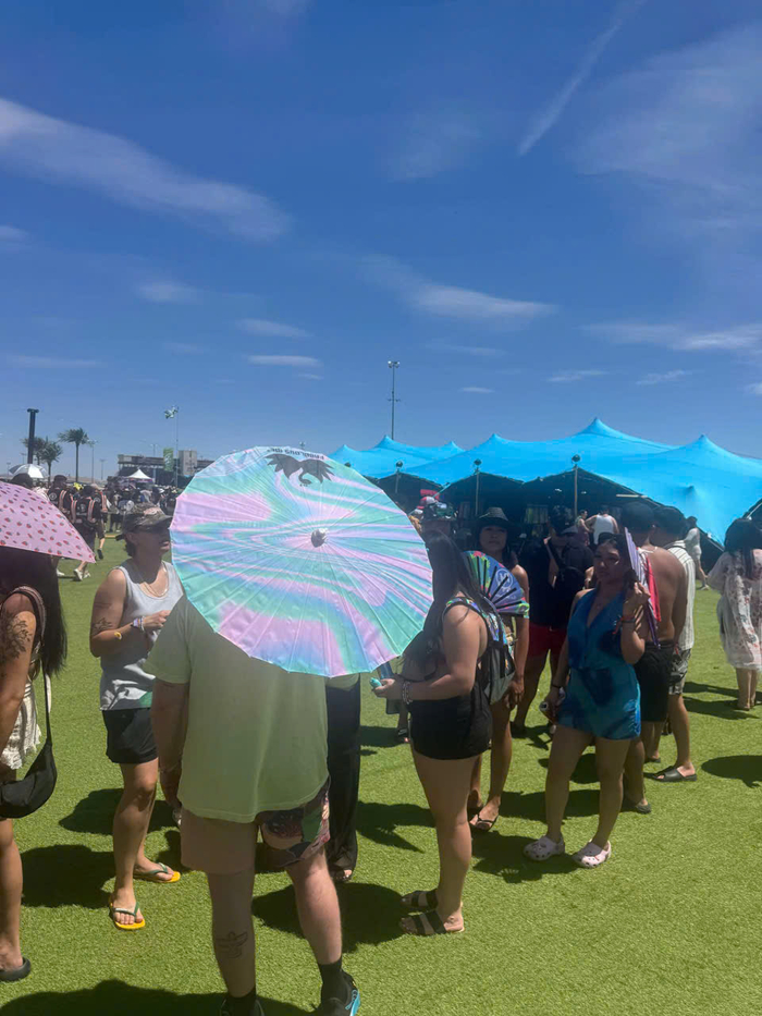 The Parasol Saga – Phần 2: Từ nắng nóng tại EDC đến những chiếc parasol được mua lúc 2 giờ sáng Ảnh 3