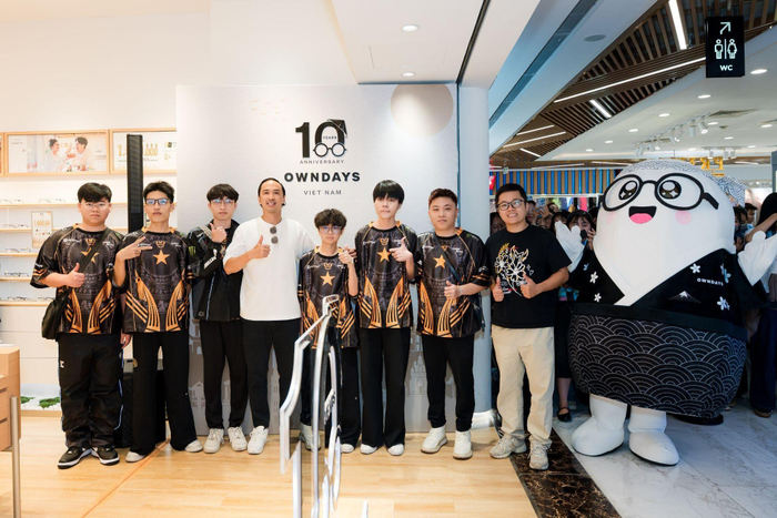 Ông Louis Nguyễn, CEO Công ty TNHH Thời Trang và Mỹ Phẩm Âu Châu chụp hình lưu niệm cùng các tuyển thủ GAM Esports AOV.