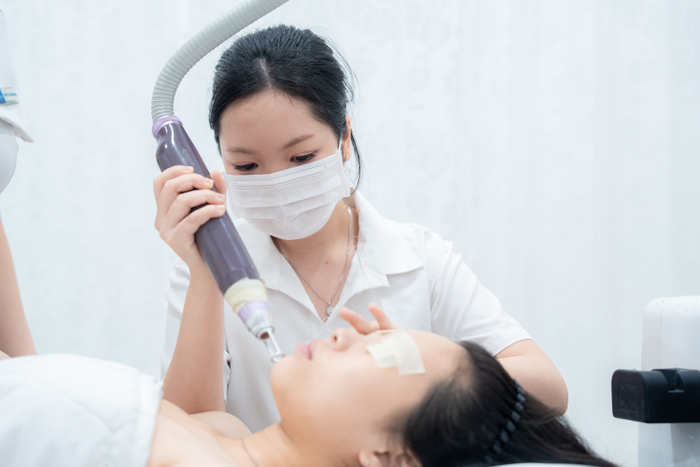 Trực tiếp thực hiện các công nghệ chăm sóc sắc đẹp cho khách hàng