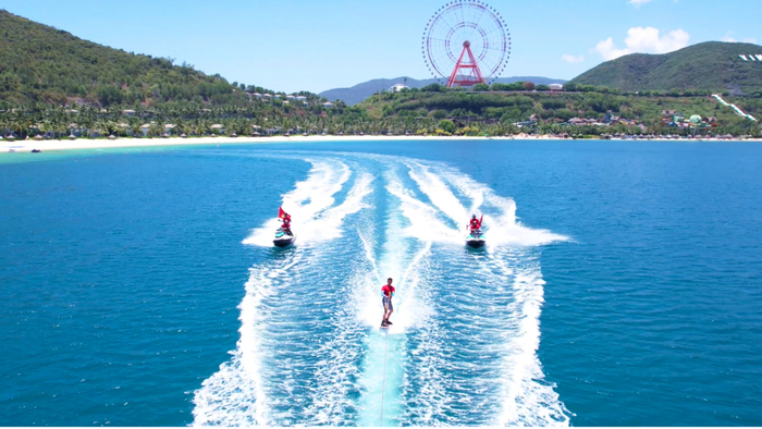 Màn trình diễn Jetski mang Quốc kỳ rẽ sóng trên biển Hòn Tre, Nha Trang