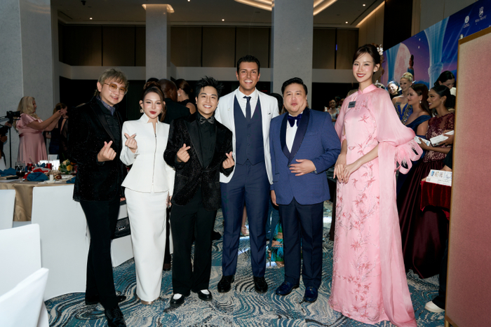 Đại diện Falm Beauty Premium cùng các khách mời chụp ảnh lưu niệm tại đêm Gala Dinner, trong khuôn khổ Miss World 2026
