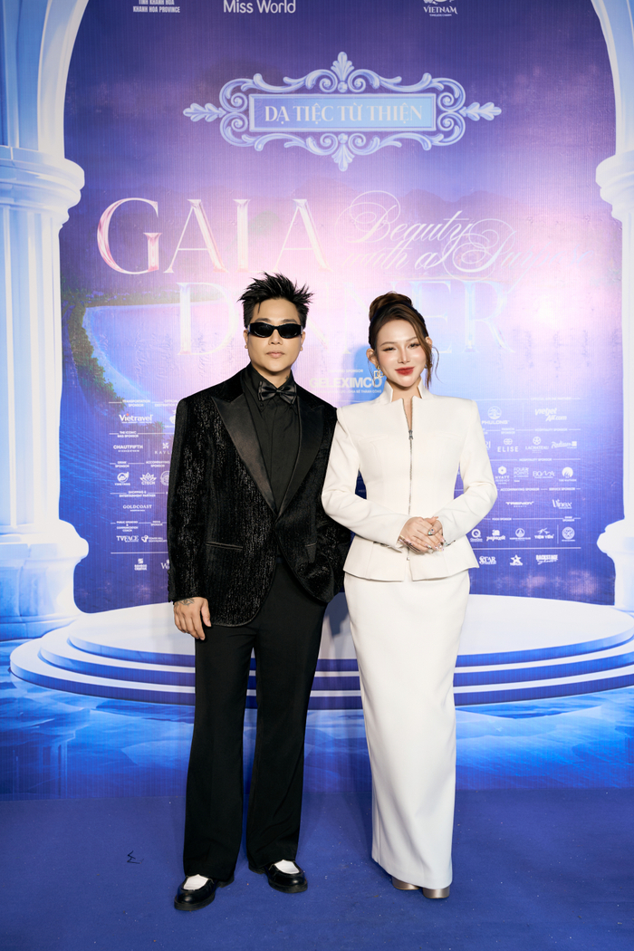 Đại diện Falm Beauty Premium tại background đêm Gala Dinner