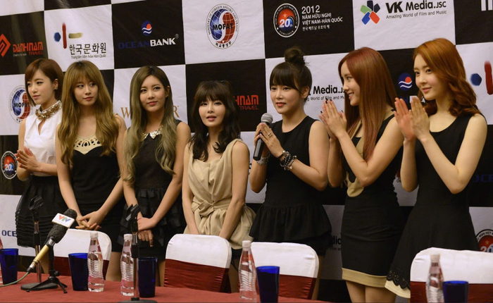 T-ARA gặp gỡ báo chí tại Hanoi MBC Music Center Concert (2012)