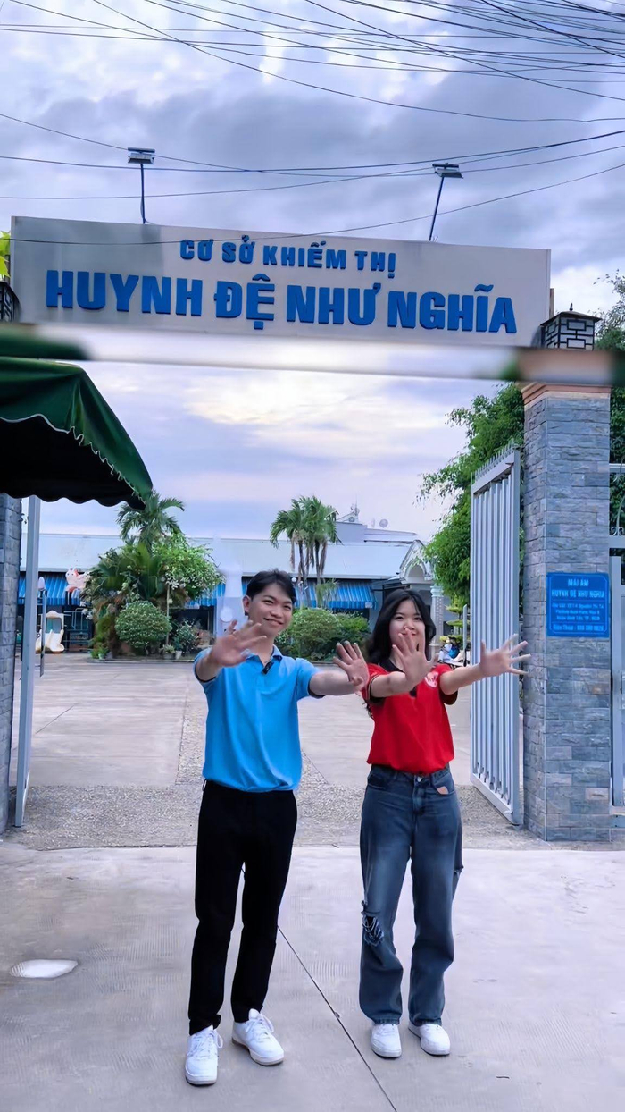 Sử Chấn Phát, chủ kênh Lang Thang With Phát trong một buổi giao lưu và trao quà cho các em học sinh tại Cơ sở Khiếm thị Huynh Đệ Như Nghĩa.
