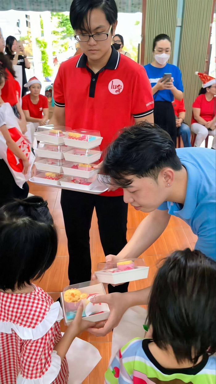 Đại diện kênh Lang Thang With Phát tận tay trao những chiếc áo ấm và phần quà học tập đến các em nhỏ vùng cao trong chuyến đi thiện nguyện.