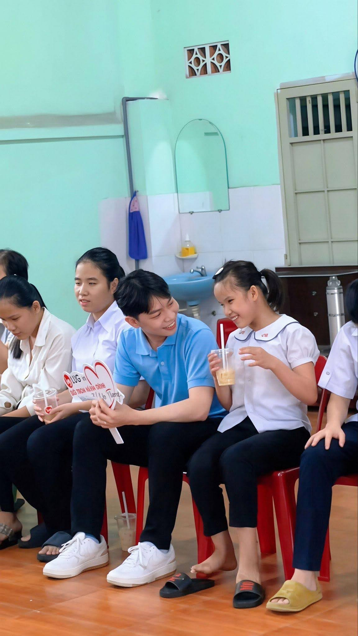 Nhà sáng tạo nội dung Sử Chấn Phát, chủ kênh Lang Thang With Phát trò chuyện cùng các em nhỏ tại Cơ sở Khiếm thị Huynh Đệ Như Nghĩa trong hành trình lan tỏa yêu thương.