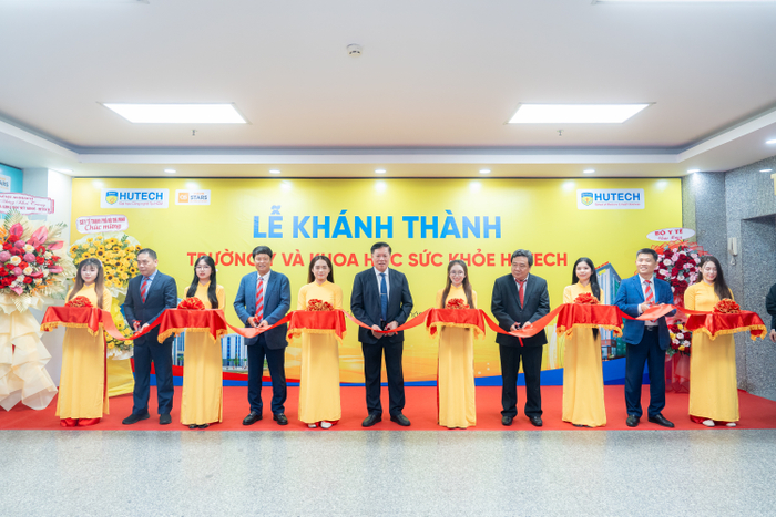 Thứ trưởng Bộ Y tế Đỗ Xuân Tuyên cắt băng khánh thành Trường Y và Khoa học Sức khỏe HUTECH