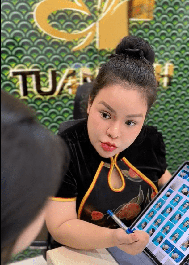 Trao đổi trực tiếp với khách hàng là một phần trong quy trình tư vấn tại Viện Thẩm mỹ Tuấn Linh.