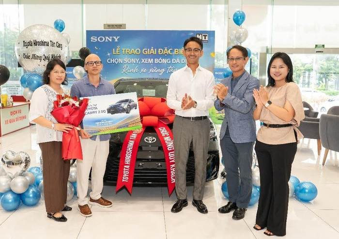 Ông Nakashima Tomohiro, Tổng Giám đốc Sony Electronics Việt Nam trao chiếc Toyota Camry 2.0Q trị giá hơn 1,2 tỷ đồng cho anh Nguyễn Tuấn Lợi Cường, chủ nhân giải đặc biệt của chương trình “Chọn Sony: Xem bóng đá đỉnh, rinh xe xứng tầm”.