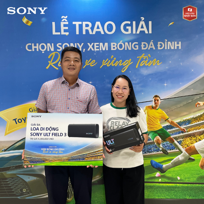 Niềm vui của gia đình chị Nguyễn Phan Thanh Liễu khi trở thành một trong những khách hàng may mắn sở hữu loa di động Sony ULT FIELD 3.