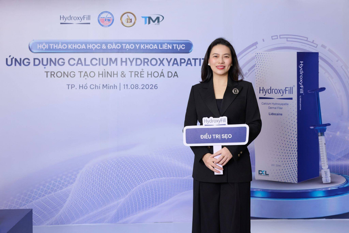 ThS. BS CKII Nguyễn Phương Thảo check-in tại khu vực trưng bày sản phẩm HydroxyFill.