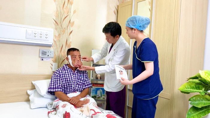 Anh Mến nhận được sự quan tâm, chăm sóc từ bác sĩ và điều dưỡng trong suốt 2 tuần điều trị