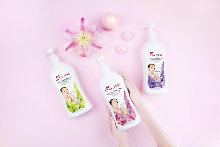 Làn da trắng mịn phảng phất hương Lily quyến rũ sẽ càng làm tăng sự quyến rũ của bạn gái.