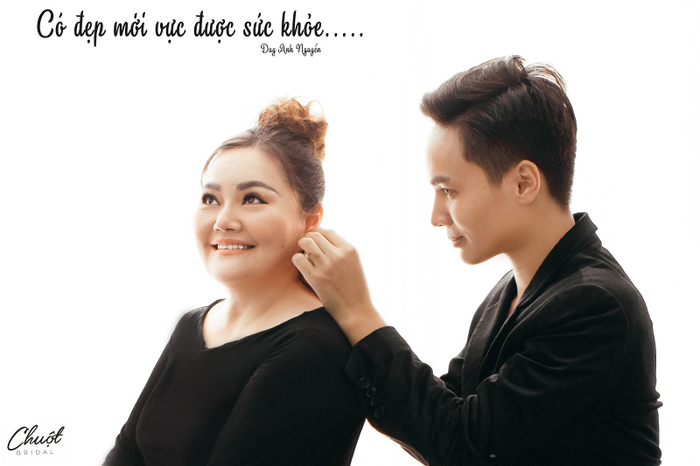 Mẹ Duy Anh Nguyễn cười rạng rỡ khi được nhiếp ảnh gia đeo khuyên tai.
