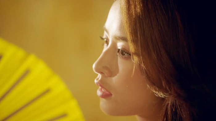 Hình ảnh, góc quay nhẹ nhàng càng tôn lên phong thái quyến rũ đặc trưng và nhan sắc nổi bật của Chi Pu.