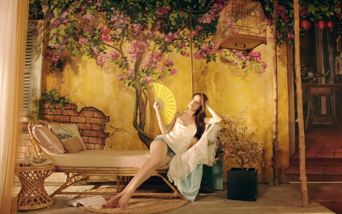 Không còn là cô Ba Trà e ấp, Chi Pu quay ngoắt 180 độ làm khuê nữ Hà thành sắc sảo, nóng bỏng Ảnh 2