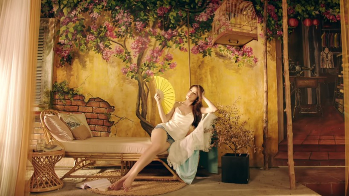 Không còn vẻ kín đáo, e ấp kiểu “tình đầu” như cô Ba Trà, Chi Pu khoe nhan sắc cùng vóc dáng nuột nà trong sản phẩm mới. 