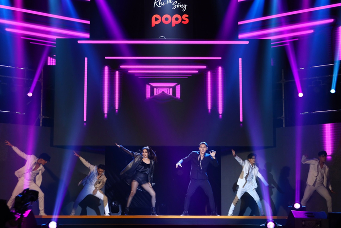 Vào cuối tháng 6 vừa qua, hai nghệ sĩ trẻ đã có màn biểu diễn sôi động tại sân khấu đêm nhạc tri ân chiến sĩ tuyến đầu chống dịch Khi ta sống với Bay đến nơi thành công (cũng là nhạc phim Idol tỷ phú)