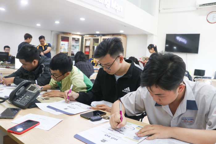 Thí sinh đăng ký xét tuyển học bạ vào ĐH Gia Định