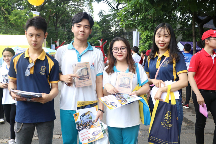 Sĩ tử 2k2 hào hứng tìm hiểu về học bổng “Đại sứ GDU”