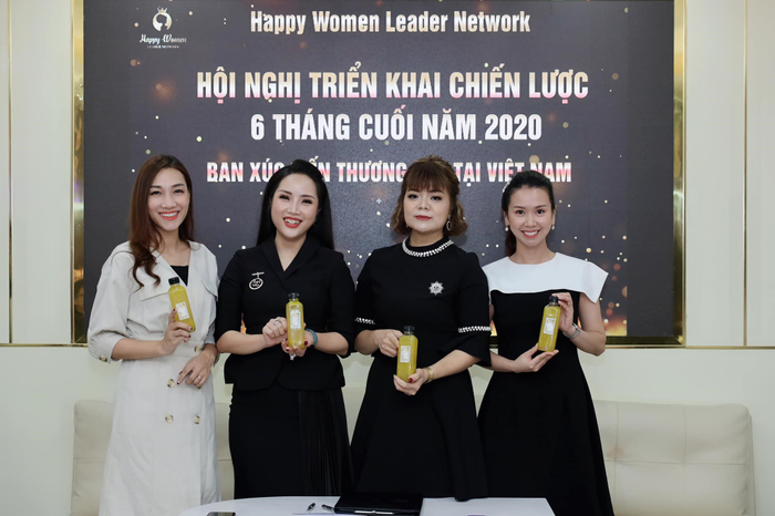 3 nhà đồng sáng lập chuỗi ẩm thực đường phố EM+ cùng bà Võ Nguyệt Minh chụp ảnh cùng sản phẩm nước hoa quả nguyên chất mix mía Cocogreen thuộc EM+ Kitchen