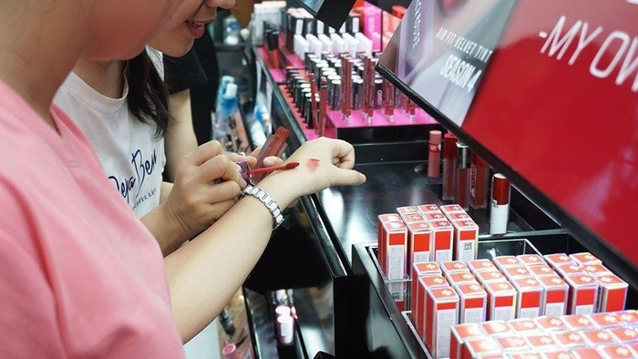 Khách hàng được thỏa thích trải nghiệm sản phẩm tại Sammi Shop