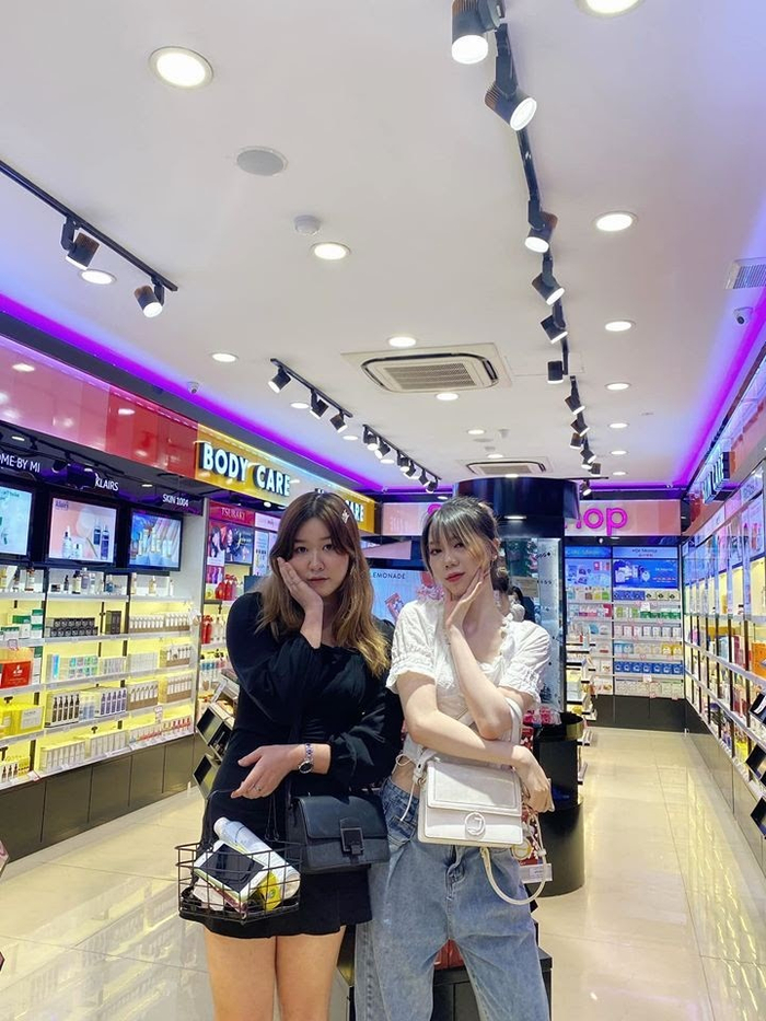 Beauty Blogger Kiều Chinh, Hồng Hạnh cũng là tín đồ mỹ phẩm của Sammi Shop