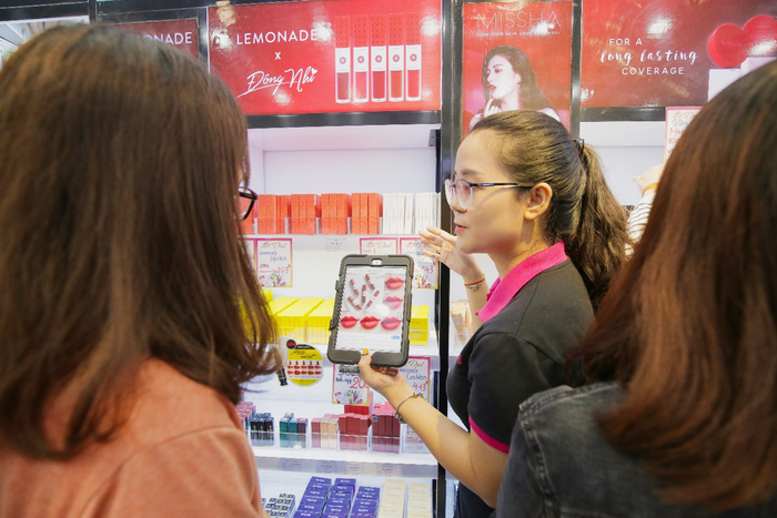 Đội ngũ nhân viên luôn hỗ trợ, tư vấn nhiệt tình cho khách hàng