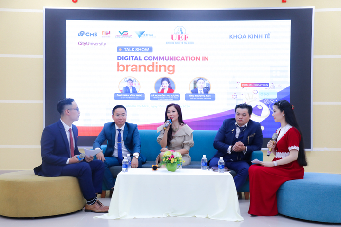 Á hậu Thu Hương cùng các diễn giả chia sẻ tại chương trình