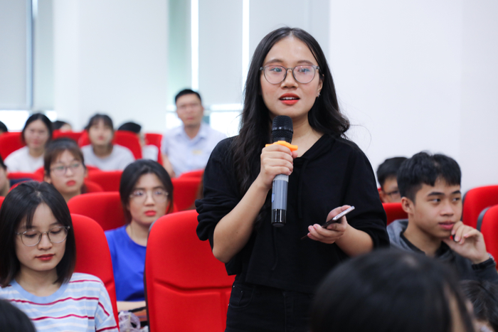 Buổi talkshow sôi nổi hơn với sự tương tác tích cực của sinh viên UEF