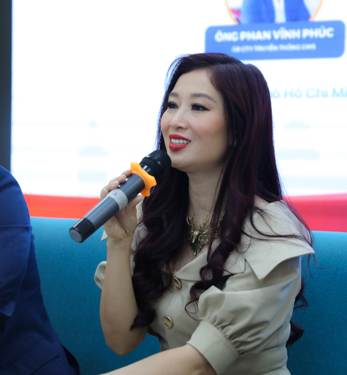 Á hậu Quý bà thế giới - Doanh nhân Thu Hương chia sẻ bí quyết làm thương hiệu cùng sinh viên UEF Ảnh 5