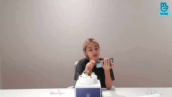 10 năm thực tập và 5 năm debut, Jihyo là thành viên đầu tiên của Twice đón cột mốc đáng nhớ này.