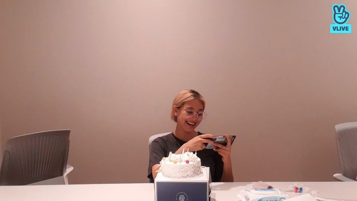 Jihyo gửi lời cảm ơn fan trước khi tắt livestream vì bận lịch trình tiếp theo.