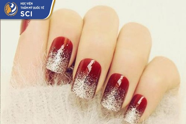 Người thợ nail cần khéo léo tư vấn để khách lựa được mẫu nail ưng ý và phù hợp