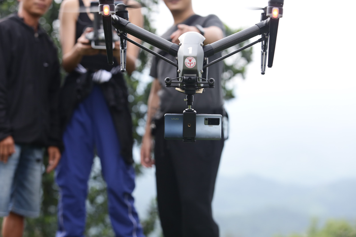 Chiếc điện thoại vivo X50 Pro được gắn trên flycam