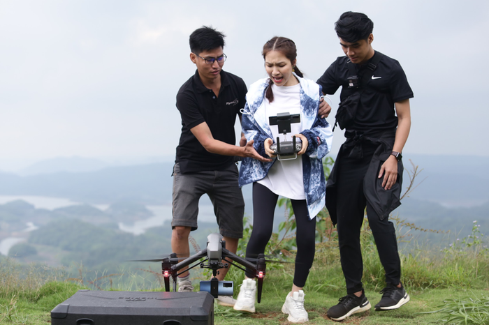 Dù có hai trai đẹp hỗ trợ, Hòa Minzy không khỏi hốt hoảng khi flycam bay lại quá gần