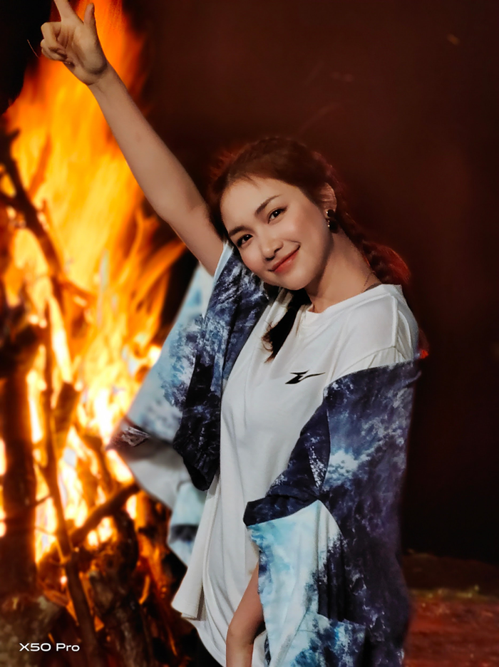 Hòa Minzy vui mừng và cũng xúc động khi nhớ về tuổi thơ bập bùng bên ánh lửa trại