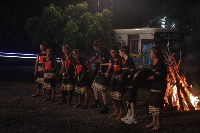 Người dân địa phương chào đón hai đội chơi