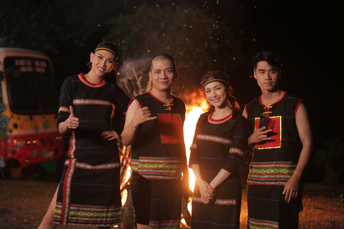 Còn gì tuyệt vời hơn khi được trải nghiệm bản sắc địa phương, hòa mình vào không khí chung quanh đóm lửa hồng